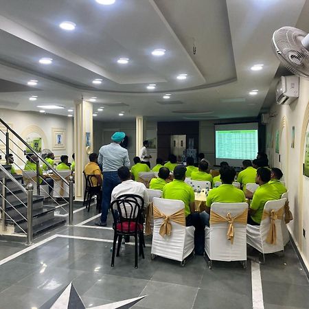Shourya Hotel And Banquet ノイダ エクステリア 写真