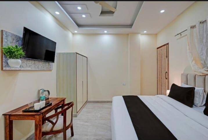 Shourya Hotel And Banquet ノイダ エクステリア 写真