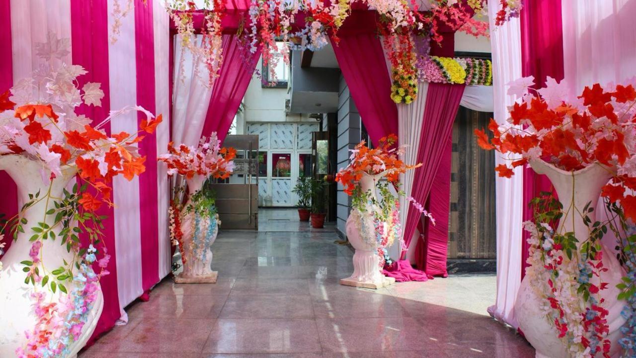 Shourya Hotel And Banquet ノイダ エクステリア 写真